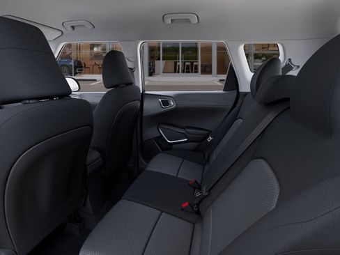 Used 2025 Kia Soul LX w/ LX Technology Package FWD image 18