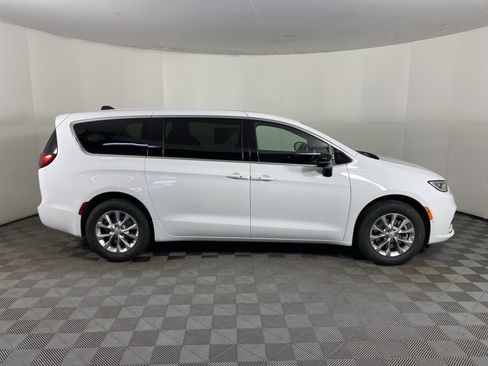 New 2026 Chrysler Pacifica Select AWD/4WD image 5