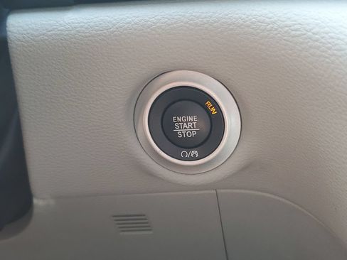 Used 2019 Chrysler Pacifica Limited w/ Tire & Wheel Group FWD image 31