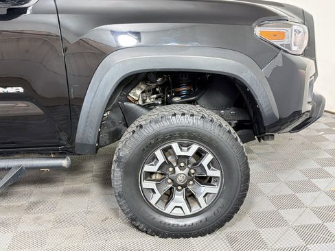 Used 2017 Toyota Tacoma TRD Off-Road image 12