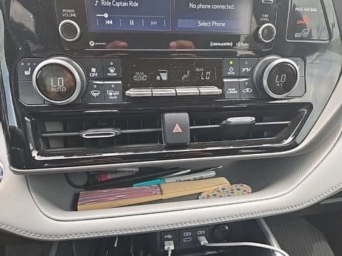 Used 2022 Toyota Highlander XLE FWD image 18