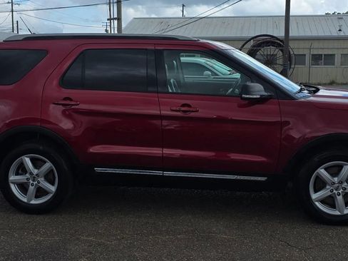 Used 2019 Ford Explorer XLT w/ Equipment Group 202A FWD image 2