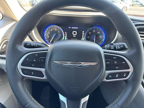 Used 2024 Chrysler Pacifica Touring-L FWD image 15