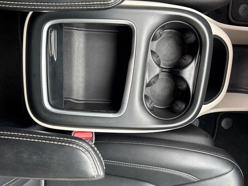 Used 2024 Chrysler Pacifica Touring-L FWD image 12