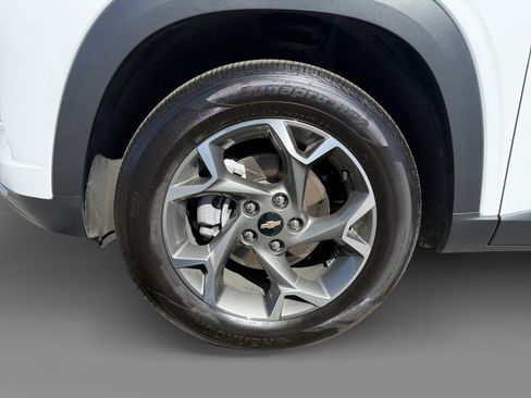 Used 2025 Chevrolet Trax LT w/ Driver Confidence Package image 9