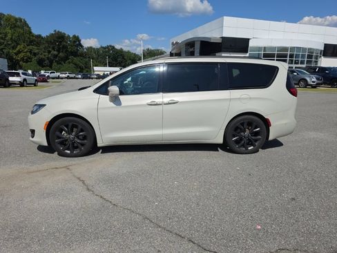 Used 2020 Chrysler Pacifica Touring-L w/ Advanced Safetytec Group FWD image 4