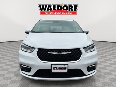 Used 2023 Chrysler Pacifica Touring-L FWD image 2