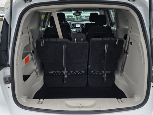 Used 2023 Chrysler Voyager LX image 11
