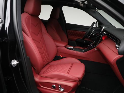 New 2025 Maserati Grecale GT image 17