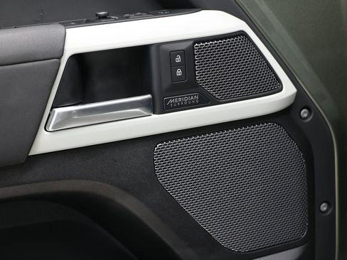 Used 2022 Land Rover Defender 110 SE image 10