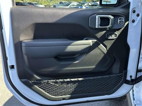 Used 2024 Jeep Gladiator Rubicon w/ Technology Group image 11