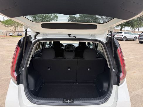 Used 2025 Kia Soul LX w/ LX Technology Package FWD image 31