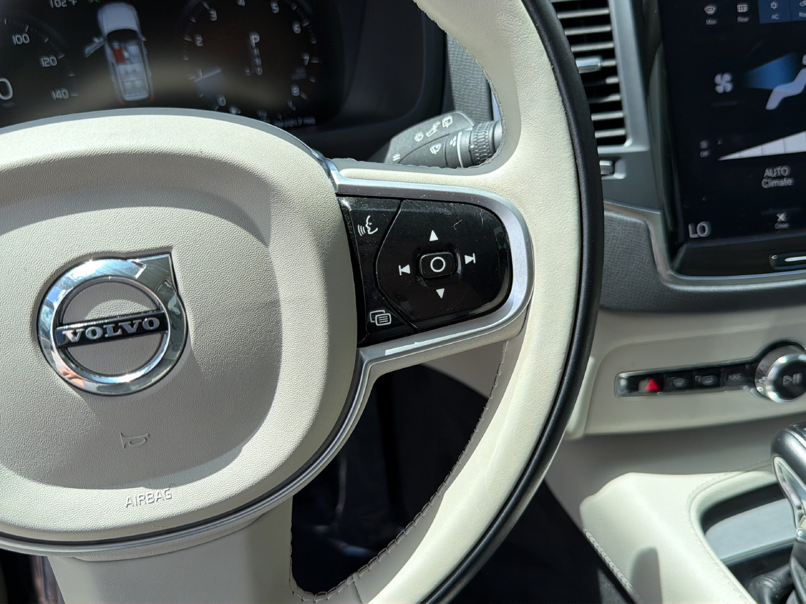 Used 2022 Volvo XC90 T5 Momentum FWD image 19