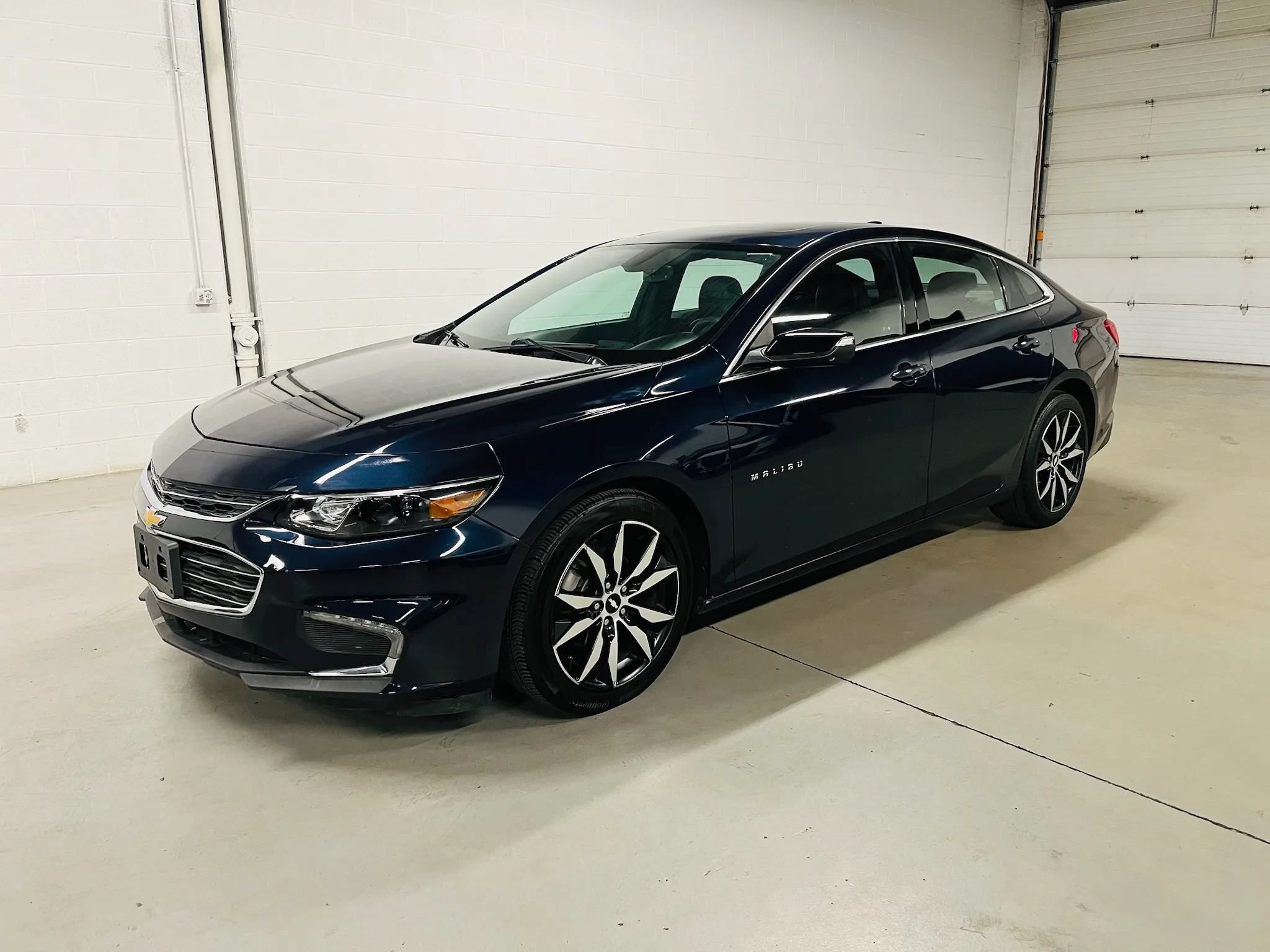 Used 2018 Chevrolet Malibu LT w/ Leather Package FWD image 2
