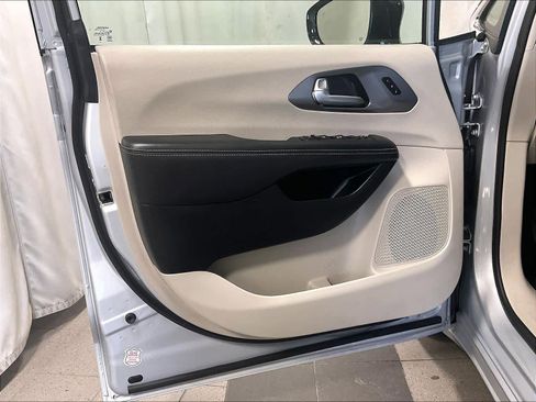 Used 2024 Chrysler Pacifica Touring-L image 9