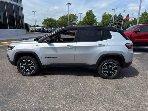 Used 2025 Jeep Compass Trailhawk AWD/4WD image 7