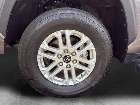 Used 2022 Toyota Tundra SR5 w/ SR5 Convenience Package AWD/4WD image 21