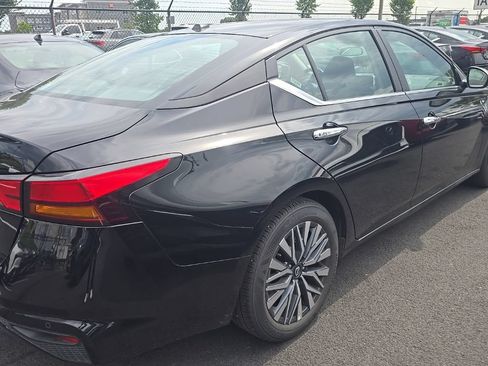 Used 2025 Nissan Altima 2.5 SV FWD image 3