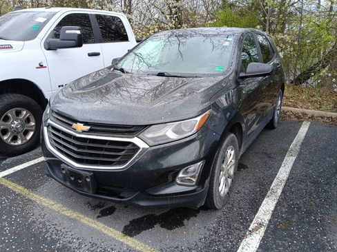 Used 2020 Chevrolet Equinox LS w/ LS Convenience Package image 2