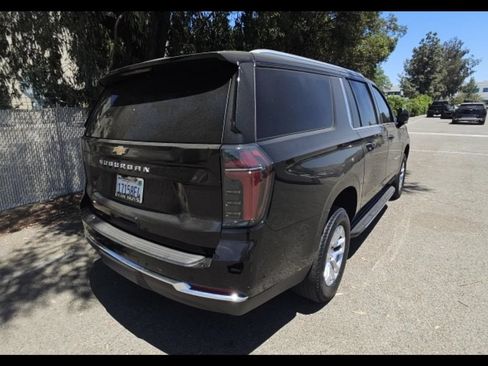 Used 2025 Chevrolet Suburban LS RWD image 5
