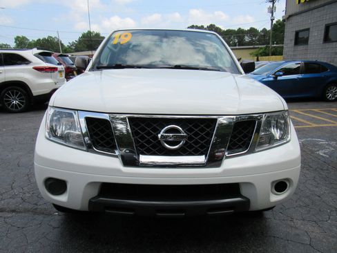 Used 2019 Nissan Frontier SV image 2