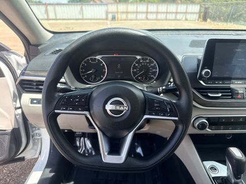 Used 2025 Nissan Altima 2.5 SV FWD image 16