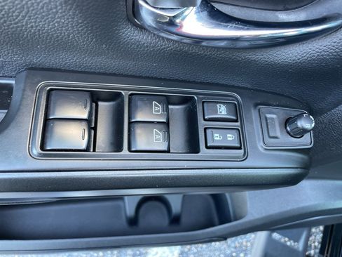 Used 2024 Nissan Titan SV image 9