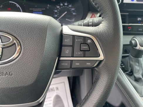 Used 2025 Toyota Sienna XLE image 16