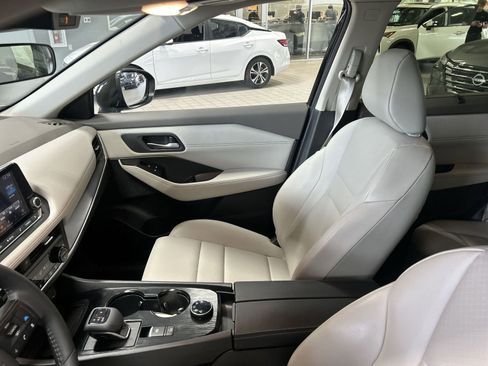 Used 2025 Nissan Rogue SV w/ SV Premium Package AWD/4WD image 3