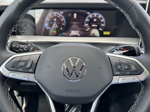 New 2025 Volkswagen Tiguan SE image 27