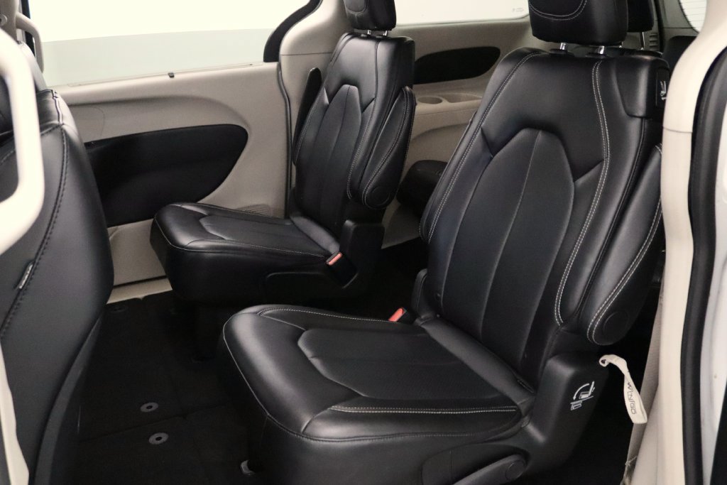 Used 2024 Chrysler Pacifica Touring-L FWD image 9