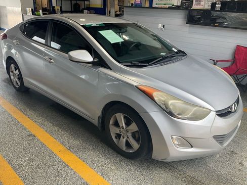 Used 2013 Hyundai Elantra GLS w/ Preferred Pkg FWD image 2