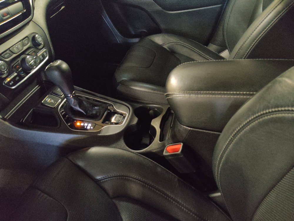 Used 2019 Jeep Cherokee Limited FWD image 26