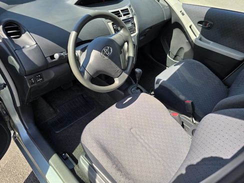 Used 2009 Toyota Yaris 4-Door Hatchback image 12