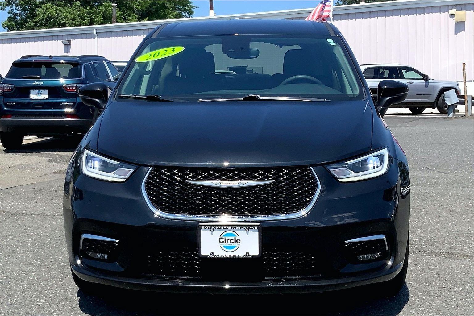 Certified 2023 Chrysler Pacifica Touring-L AWD/4WD image 3