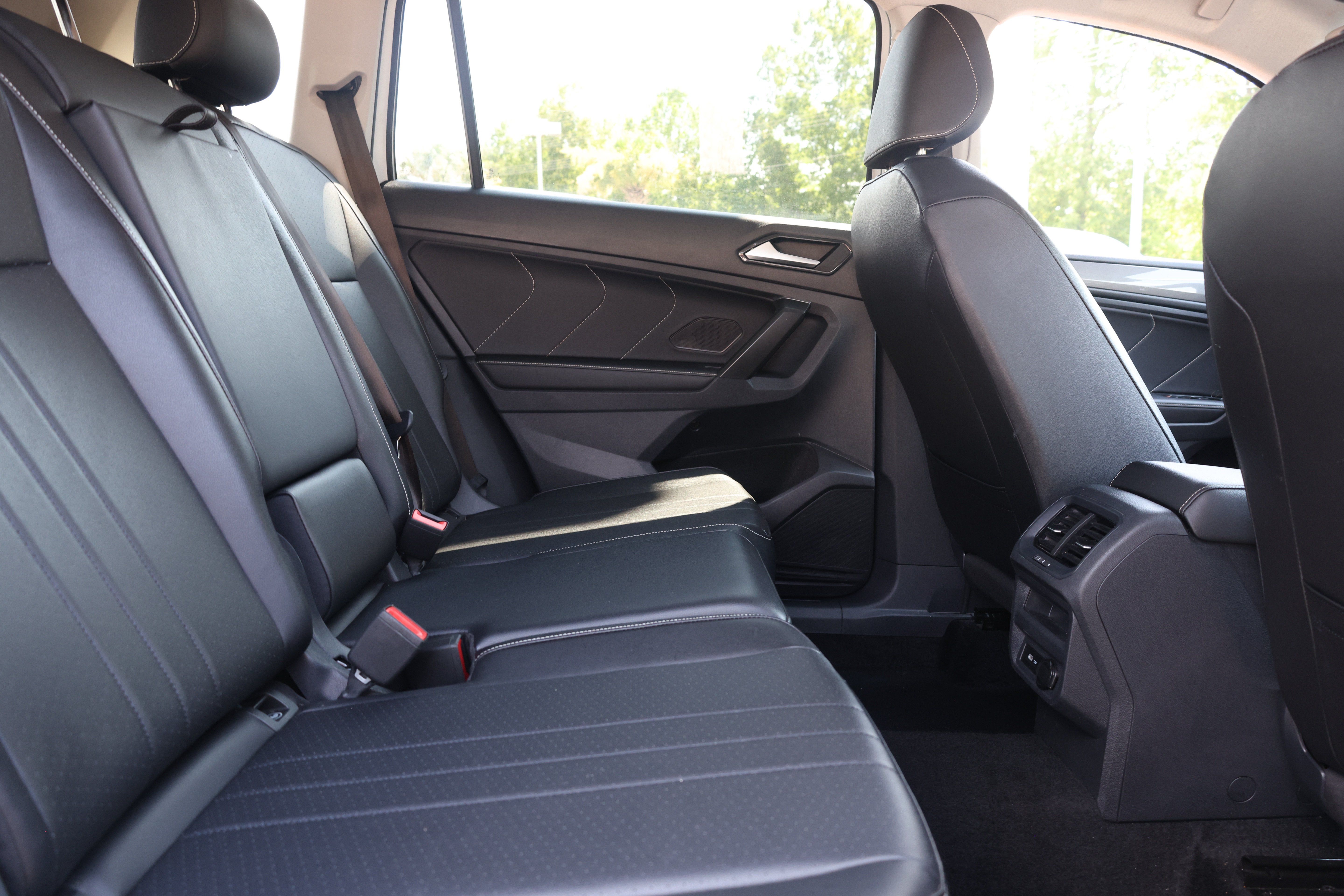 Used 2024 Volkswagen Tiguan SE AWD/4WD image 19