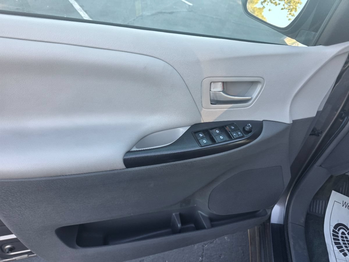 Used 2017 Toyota Sienna LE FWD image 18