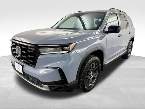 Certified 2025 Honda Pilot TrailSport image 4