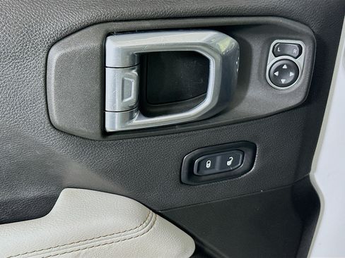 Used 2022 Jeep Gladiator Overland AWD/4WD image 14