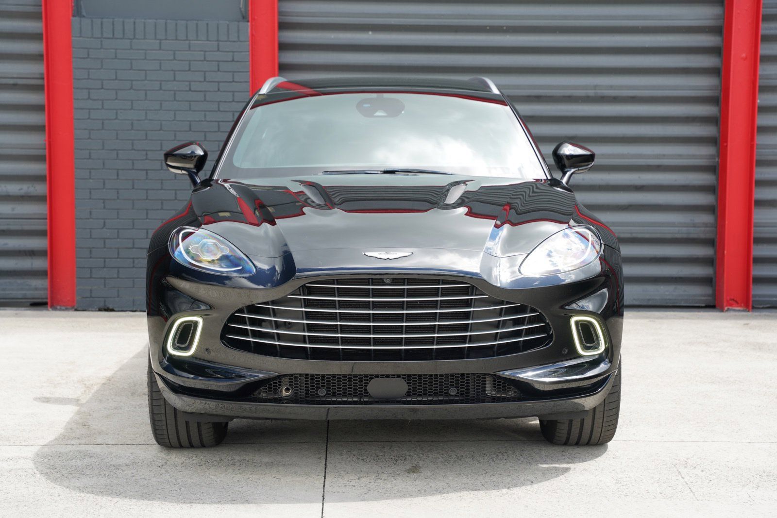 Used 2021 Aston Martin DBX AWD/4WD image 3