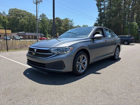 Used 2024 Volkswagen Jetta SE w/ Panoramic Sunroof Package FWD image 2