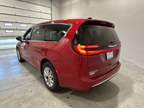 New 2026 Chrysler Pacifica Select image 8
