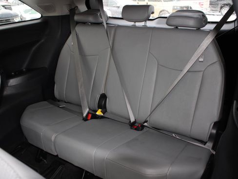 Used 2025 Toyota Sienna XLE image 17