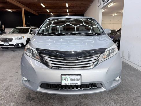 Used 2017 Toyota Sienna Limited Premium AWD/4WD image 3