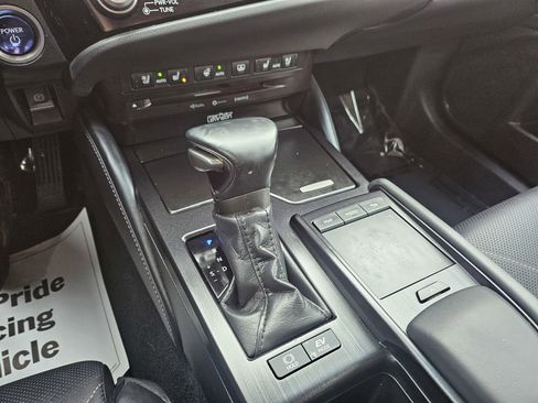 Used 2022 Lexus ES 300h w/ Luxury Package image 17