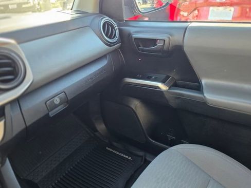 Used 2017 Toyota Tacoma SR5 image 31