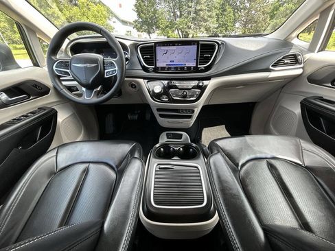 Used 2023 Chrysler Pacifica Touring-L image 19