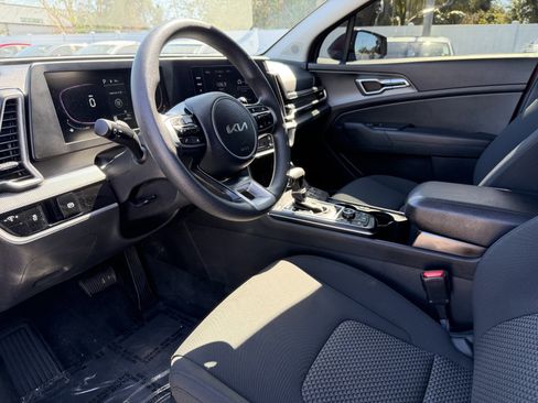 Used 2023 Kia Sportage LX image 9