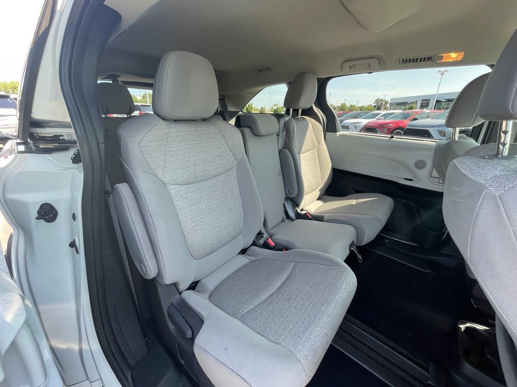 Used 2025 Toyota Sienna LE FWD image 26