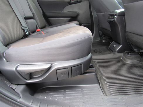 Used 2023 Toyota Highlander L FWD image 36